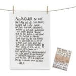 Handgeschriebener Gedichttext auf weißem Papier, an Wäscheleine befestigt.