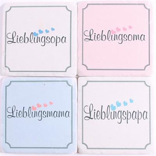 Hochzeitssüßigkeiten mit liebevollen Beschriftungen in Pastellfarben.