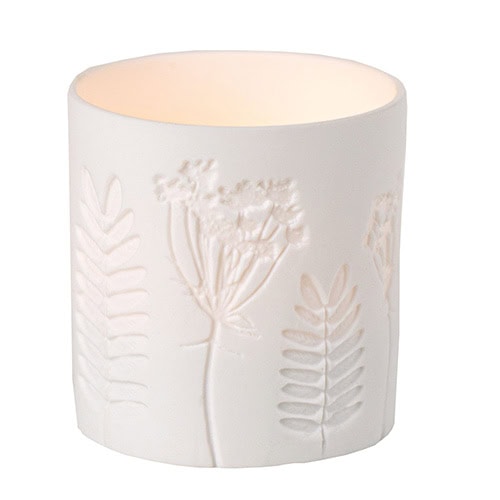 Weiße Kerze mit floralen Reliefmustern, dekorativ und elegant.