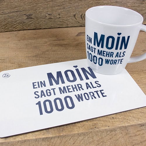 Ein MOIN sagt mehr als 1000 Worte, auf der Tasse und dem Papier sichtbar.