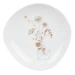 Blumenmuster auf weißem Porzellan, elegante Dekoration für Tisch und Küche.