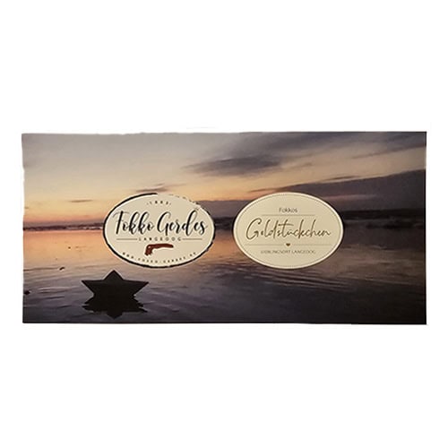 Elegantes Fisch- und Meeresfrüchte-Label auf einer ruhigen Wasserlandschaft bei Sonnenuntergang.