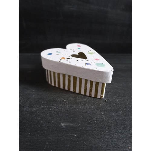Herzförmige Geschenkbox mit bunten Sprenkeln und Goldstreifen, ideal für besondere Anlässe.
