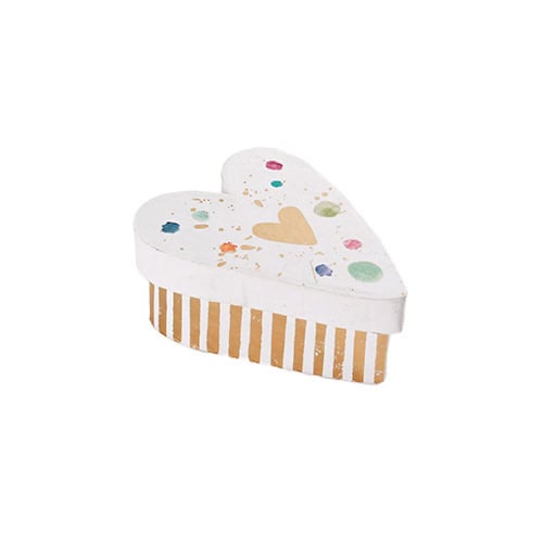 Einhorn-Kuchen mit bunten Streuseln und Herzdekor, ideal für Geburtstagsfeiern.