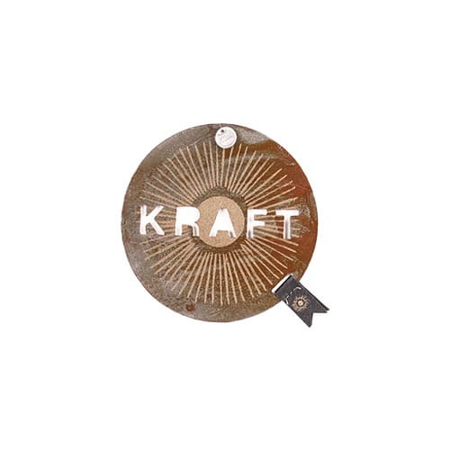 Holzsäge mit KRAFT-Logo, handgefertigt, rustikaler Stil, Holzarbeit.