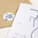 Hochwertige Briefmarke und Briefumschlag mit "Post für dich" Aufkleber, kreative Postsendung, nachha.