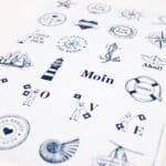 Segelschiff, Leuchtturm und Anker im maritimen Design, nautische Symbole für Meer, Urlaub und Abente.