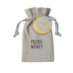 Geldbeutel in Stofftasche mit "POCKET MONEY" Aufdruck, ideal für unterwegs.