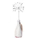 Kreatives Blumen-Arrangement in Flasche, moderne Dekoration.