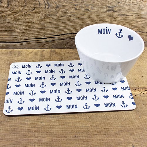 Möblierte maritime Servierset mit Anker- und Herzmotiven, ideal für den Einsatz in Küche oder Restau.