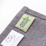 Nachhaltige Stofftasche mit Bio-Label und umweltfreundlichem Design, ideal für umweltbewusste Einkäu.
