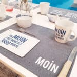 Hochwertiges Moin-Tischset mit Tasse und Besteck für Frühstück oder Kaffee.