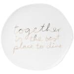Einladung zum gemeinsamen Essen: Weißer Teller mit handgeschriebener Botschaft "together is the best.