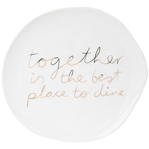 Einladung zum gemeinsamen Essen: Weißer Teller mit handgeschriebener Botschaft "together is the best.