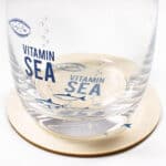 VITAMIN SEA Wasser mit Fisch- und Meeresmotiven, nachhaltige Trinkgläser, umweltfreundliches Design,.