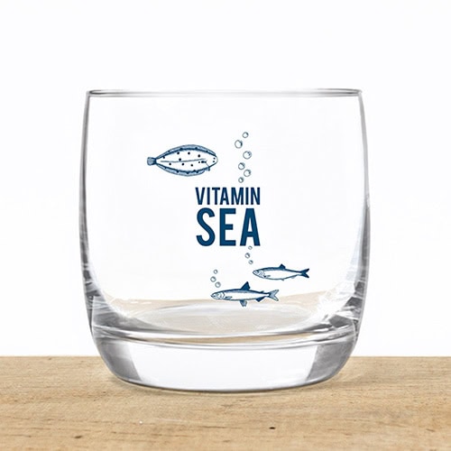 Frischer Wasser-Drink mit Meeresfischen und Vitamin Sea Schriftzug, gesundes Wasser, nachhaltige Was.