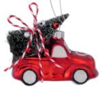 Weihnachtliches Autoanhänger in Form eines roten Autos mit Tannenbaum und Schleife.