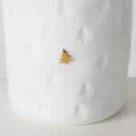 Ein Weihnachtsbaum-Design auf weißer Keramikvase, festliche Dekoration, ideal für Weihnachten.