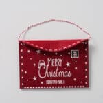 Weihnachtlicher Briefumschlag mit Santa-Mail-Design, festliche Dekoration für Weihnachten.