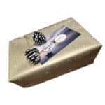 Weihnachtliches Geschenkpapier mit Schneeflocken und Sternen, festliche Verpackung für Weihnachten.