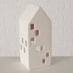 Häuserförmige Holzdekoration mit quadratischen Fenstern, modern und minimalistisch.