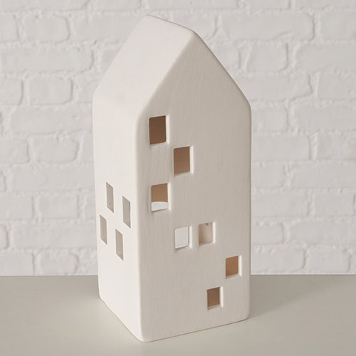 Häuserförmige Holzdekoration mit quadratischen Fenstern, modern und minimalistisch.