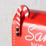 Rote Briefkasten mit Weihnachtsmann-Hut und Schneeflocken-Design, festliche Postbox für Weihnachtsgr.