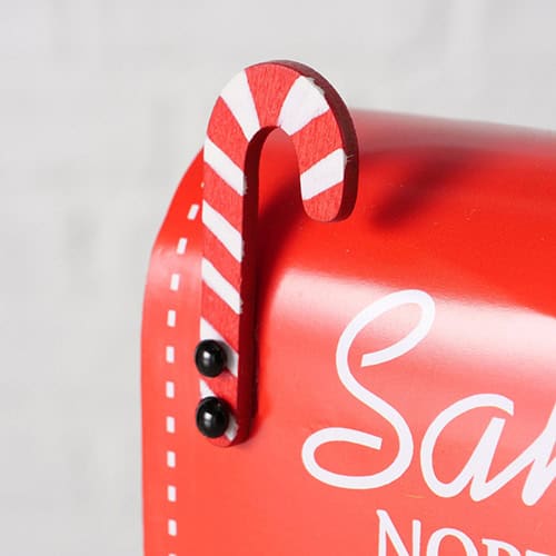 Rote Briefkasten mit Weihnachtsmann-Hut und Schneeflocken-Design, festliche Postbox für Weihnachtsgr.