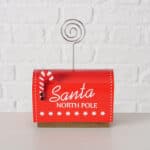 Weißer Hintergrund, rotes Briefkasten-Design mit "Santa North Pole" Aufschrift, Weihnachtsdeko, fest.