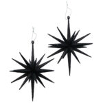 Glitzernde schwarze Weihnachtssterne als Dekoration für festliche Stimmung.