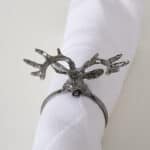 Der silberne Ring mit Baum-Design auf weißem Stoff, elegantes Schmuckstück für Damen.