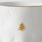 Elegantes weißes Geschirr mit goldener Weihnachtsbaum-Dekoration, festliche Tischdekoration für Weih.