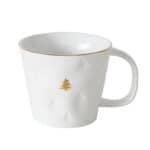 Ein weißer Keramiktasse mit goldener Weihnachtsbaum-Dekoration und goldener Rand.