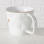 Weiße Tasse mit Weihnachtsbaum-Muster und goldener Rand, ideal für festliche Getränke.