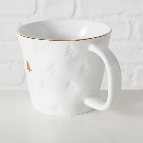 Weiße Tasse mit Weihnachtsbaum-Muster und goldener Rand, ideal für festliche Getränke.