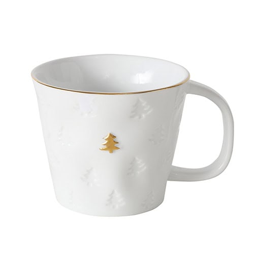 Ein weißer Keramiktasse mit goldener Weihnachtsbaum-Dekoration und goldener Rand.