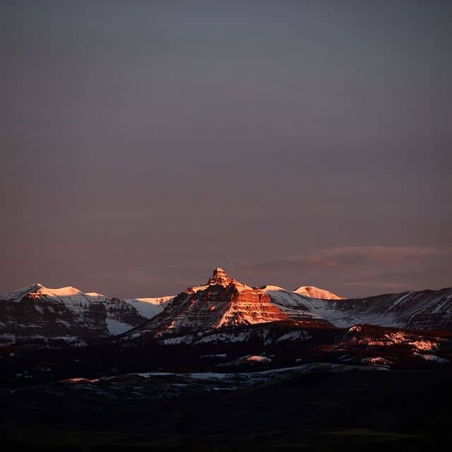 Atemberaubende Berglandschaft mit schneebedeckten Gipfeln bei Sonnenuntergang in Island.