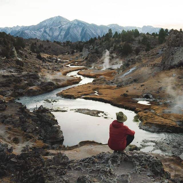 Naturkulisse mit Fluss und Bergen in der Ferne, ideal für Natur- und Reiseinhalte.