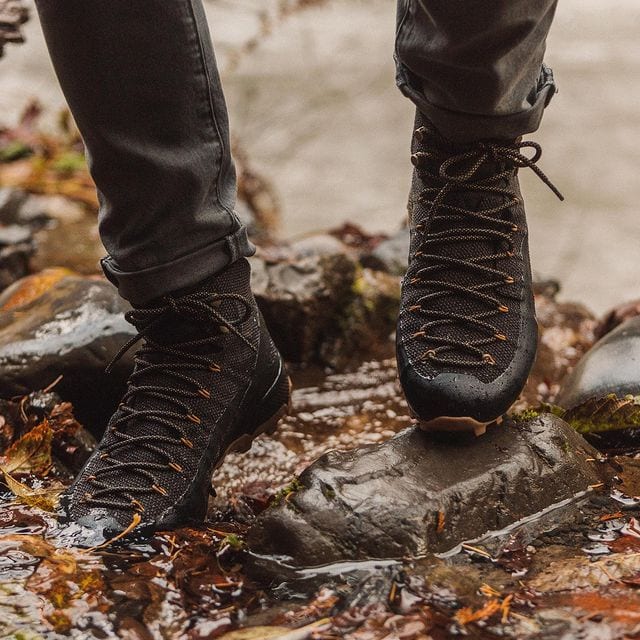 Wanderschuhe im Wasser, ideal für Outdoor-Aktivitäten und Trekking. Robuste, wasserdichte Schuhe für.