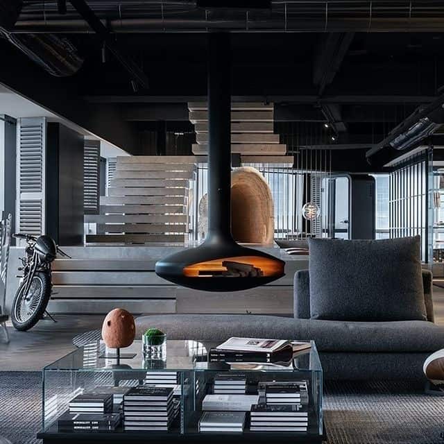 Modernes Loft-Wohnzimmer mit offener Raumgestaltung, stilvollem Design und gemütlicher Atmosphäre.