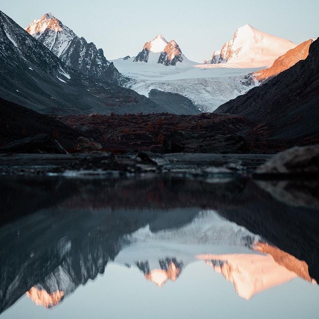 Majestätische Himalaya-Gipfel mit Gletscher und spiegelndem Bergsee.