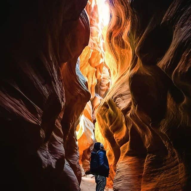 Felsen im Antelope Canyon, Arizona, mit warmen Licht- und Schatteneffekten.
