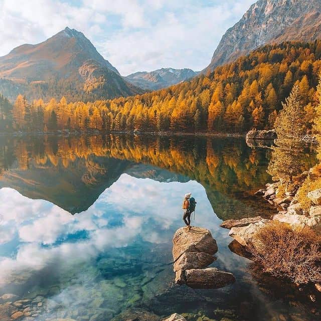 Alpenbergsee mit Berg und Herbstwald, ruhiges Wasser, Natur, Wandern, Tourismus.