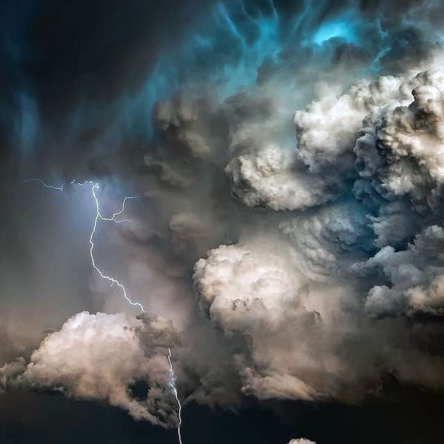 Sturmwolken mit Blitzen und dunklen Wolken, dramatisches Wetterbild.