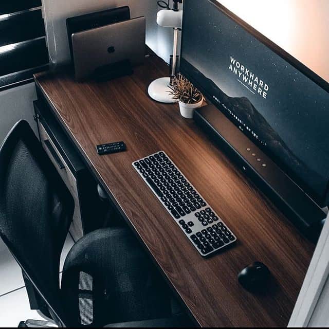 Moderner Heimarbeitsplatz mit Computer, Tastatur und Monitor.