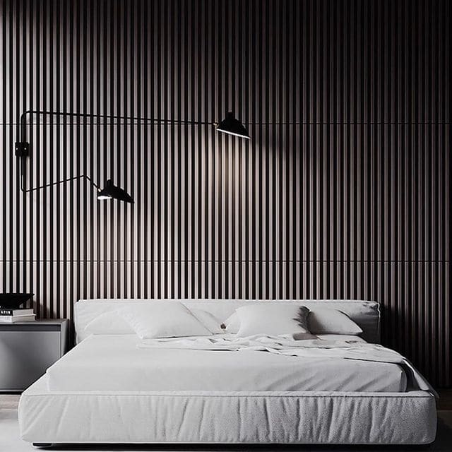 Modernes Schlafzimmer mit stilvoller Wandverkleidung und minimalistischer Einrichtung.