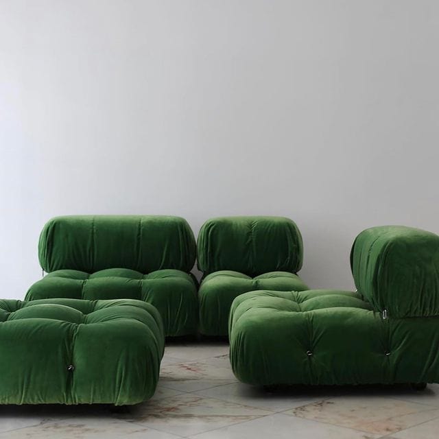 Gemütliche grüne Lounge-Sessel aus Samtstoff, ideal für stilvolle Wohnzimmer oder Wartebereiche.
