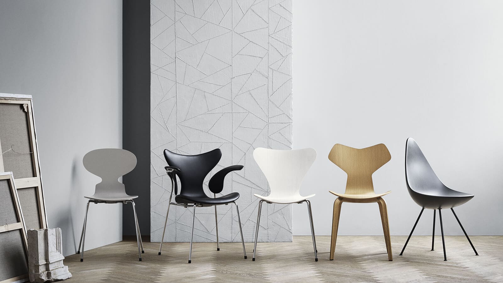 Moderne Stühle in verschiedenen Designs und Farben, ideal für moderne Innenräume.