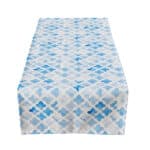 Hochwertiger Tischläufer mit blauen und weißen Mustern für elegante Dekorationen.