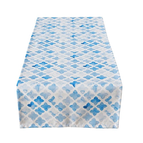 Hochwertiger Tischläufer mit blauen und weißen Mustern für elegante Dekorationen.